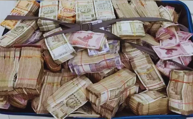 election Officials Seize rs 1 Crore Cash From House In Tamil Nadu - Sakshi
