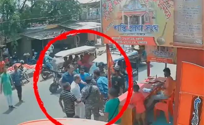 Drunk Man Stop Adhir Chowdhury Car in Berhampore - Sakshi