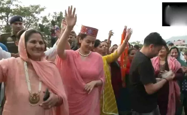 Bjp Candidate From Mandi Kangana Ranaut Dances With People In Mandi - Sakshi