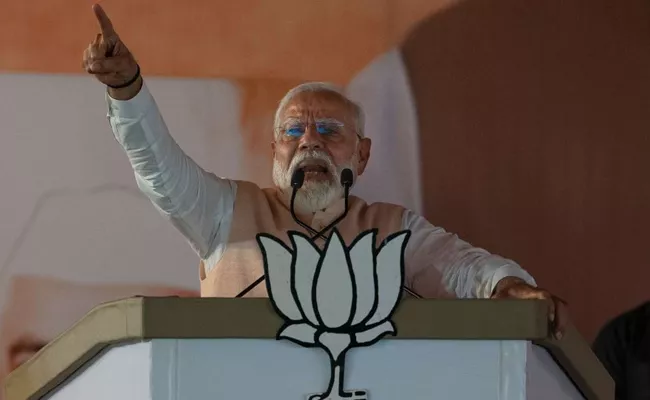 Lok sabha elections 2024: PM Modi mocks Rahul Gandhi as royal magician over will erase poverty in one stroke remark - Sakshi