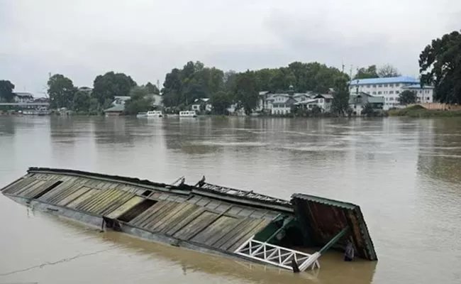 Boat capsizes in Jhelum River in J and K several deceased - Sakshi