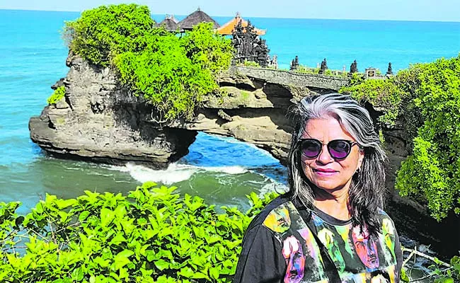 Neeru Saluja: 70 Year Old Retired Professor Who Travels Solo Accomplishing 80 Countries - Sakshi
