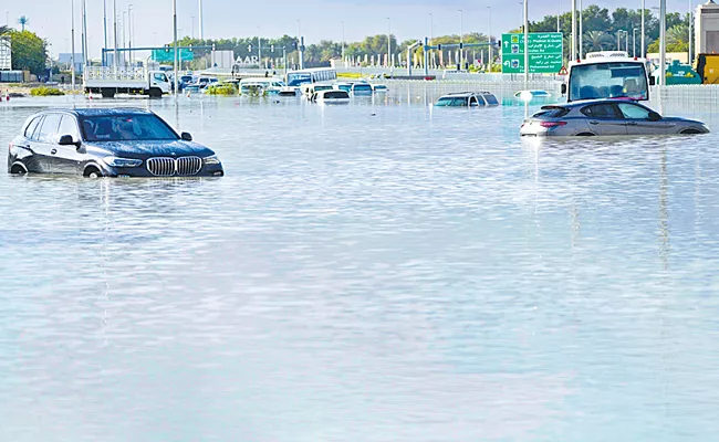 Dubai airport runway flooded as heavy rains - Sakshi