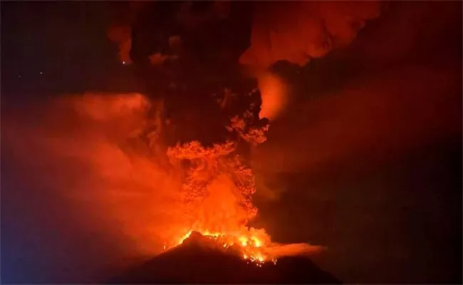 Indonesian Volcano Fears Tsunami High Alert - Sakshi