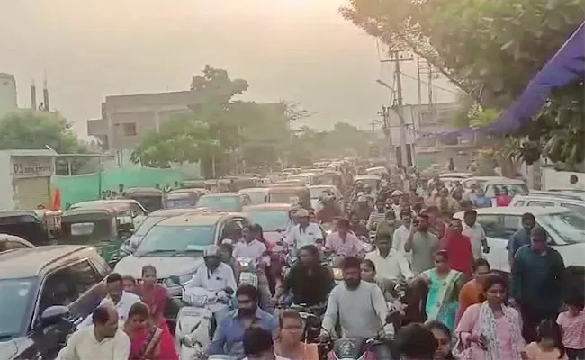 Traffic Jam At Chilkur Balaji Temple Over Fake Campaign Garuda Prasadam - Sakshi