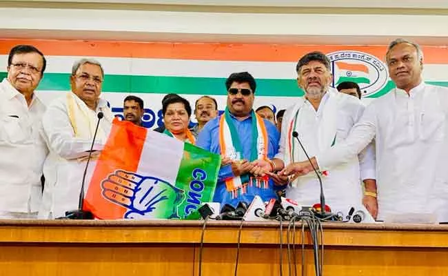 Former BJP MLAs join Congress in karnataka - Sakshi