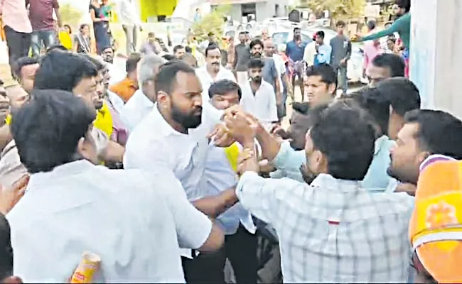 TDP mobs attempt to kill YSRCP workers - Sakshi