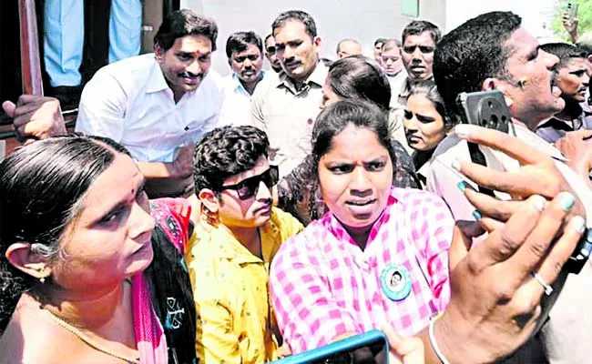 mother met the CM jagan for her son eyesight operation - Sakshi