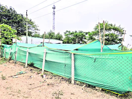 భూపాలపల్లి మండలంలోని గొర్లవీడులో ఏర్పాటు చేసిన షేడ్‌నెట్‌ - Sakshi