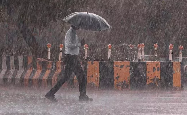 H​eavy Rain Showers In Delhi Amid Heat Wave Conditions - Sakshi