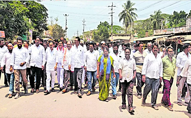 The protest over the allotment of tickets - Sakshi