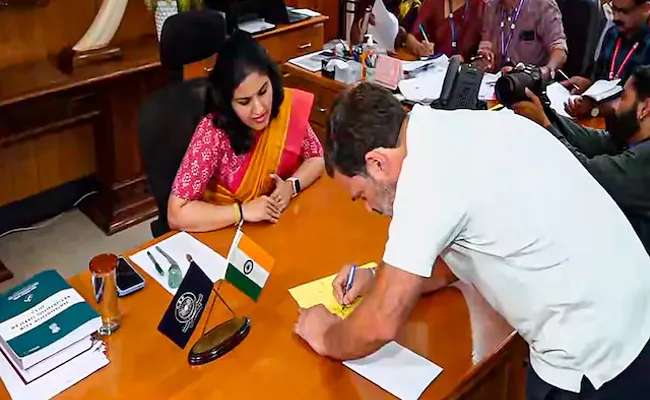 Rahul Gandhi submits files nomination papers from Kerala Wayanad - Sakshi