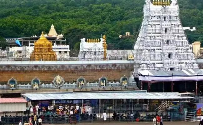 Huge Devotees Rush at Tirupati  - Sakshi