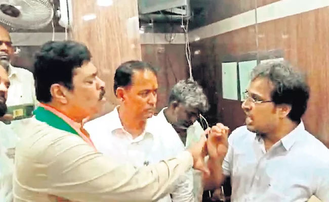 TDP Alliance MP Candidate CM Ramesh Rowdyism In Chodavaram - Sakshi
