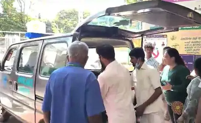 BJP Worker Dies After Crashing Union Minister's Car In Bengaluru - Sakshi