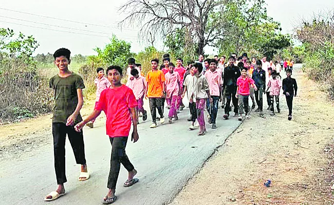 Peddapalli School Students Protest On Road Over No Proper Facilities In Hostel - Sakshi