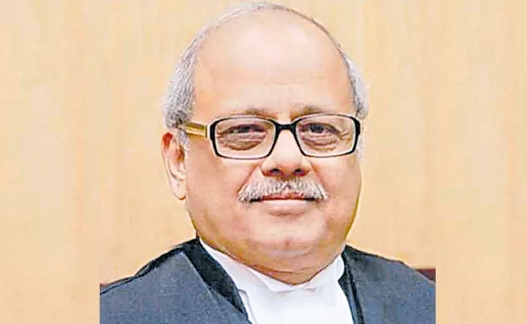 Kaleswaram Inquiry Commission Chairman Justice Pinaki Chandraghose questions