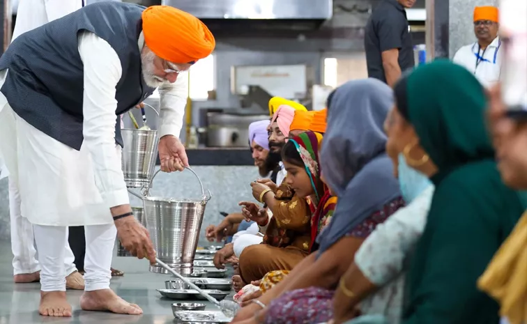 PM Narendra Modi Serves Food In Langar