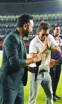 Shah Rukh Khan Apologises As He Interrupts Live Show After KKR Win