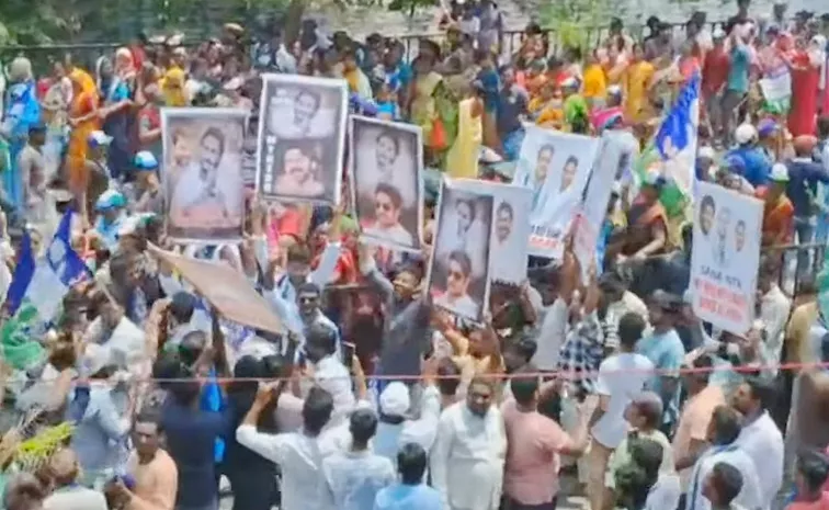 NTR And Prabhas Fans Support To CM Jagan In Kurnool Public Meeting