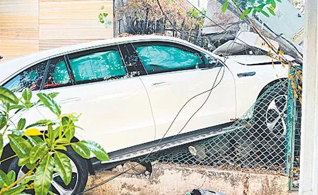 Benz Car Accident In Banjara Hills - Sakshi