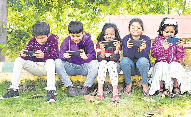 Summer Special Should Children Stay Away From Phones During This Summer Vacation