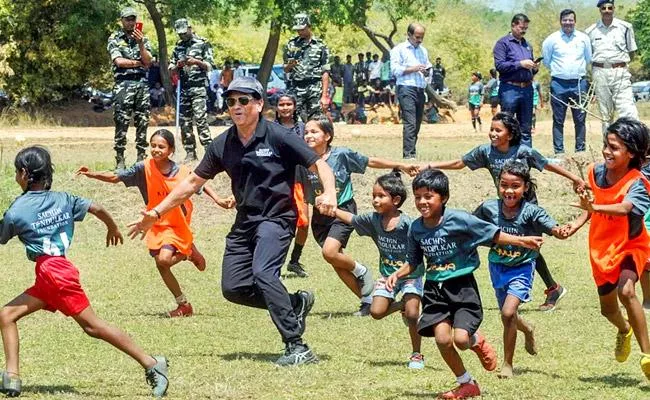 Sachin Tendulkar brings in birthday week by playing game of football with girls