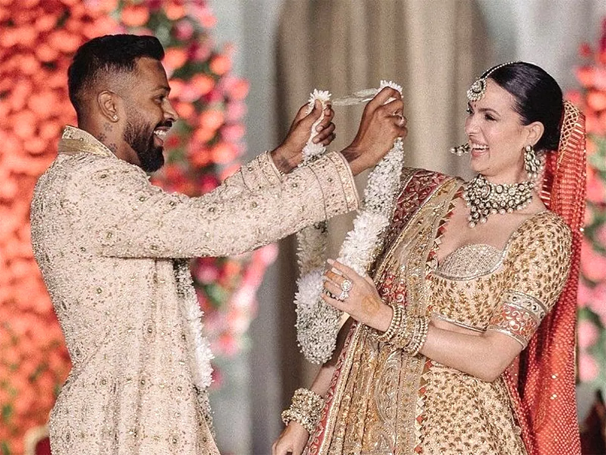 Hardik Pandya Shares New Images After Renewing Wedding Pics - Sakshi