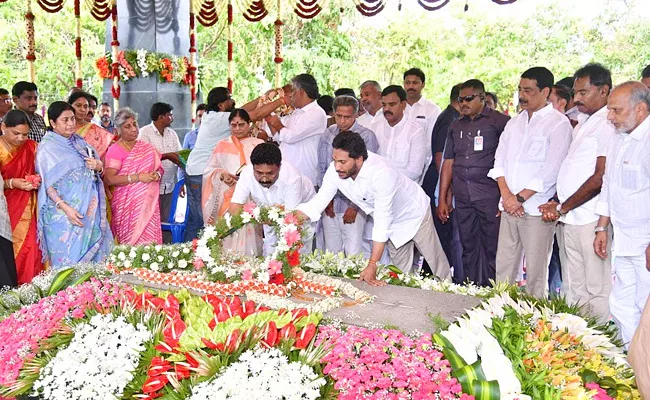 AP CM YS Jagan Pays Tributes To Dr YSR at YSR Ghat Photos - Sakshi