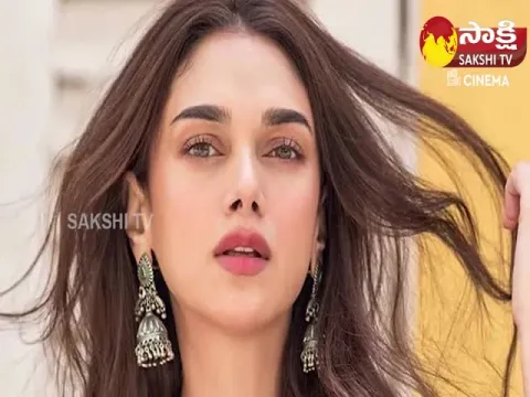 Beautiful Heroines Preparing for Marriage