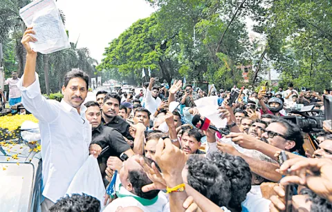 Former CM YS Jagan assures Visakhapatnam steel workers
