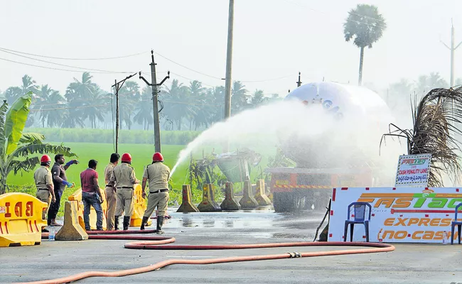 Gas leak from tanker at Ravulapalem - Sakshi