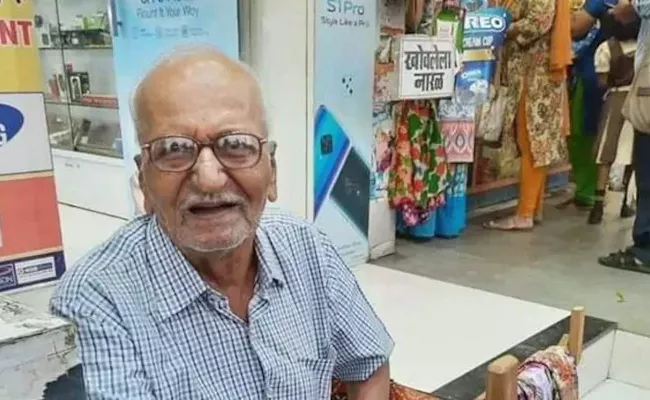 87 Year Old Mumbai Man Selling Recycled Bags Goes Viral - Sakshi