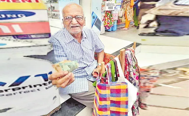 Uncle Joshi Cloth Bags Selling Elderly Man From Mumbai - Sakshi