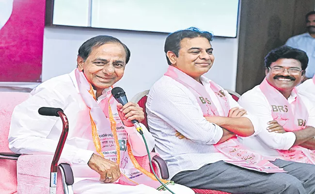 BRS chief KCR with party leaders on Congress Party - Sakshi