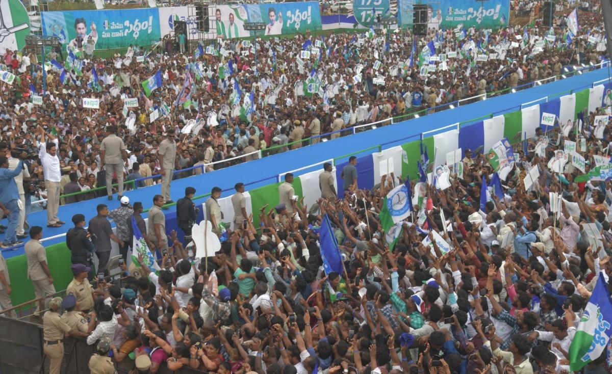 YS Jagan At Anakapalle Memantha Siddham Meeting Photos - Sakshi13