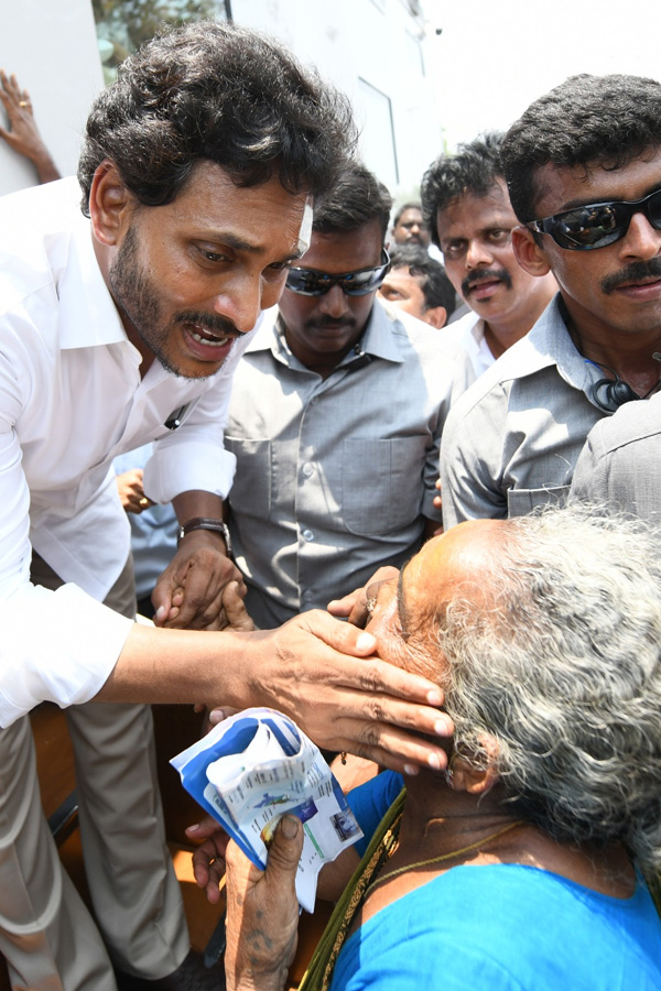 Grand Welcome to CM Jagan Memantha Siddham Bus Yatra at Visakhapatnam Photos - Sakshi30