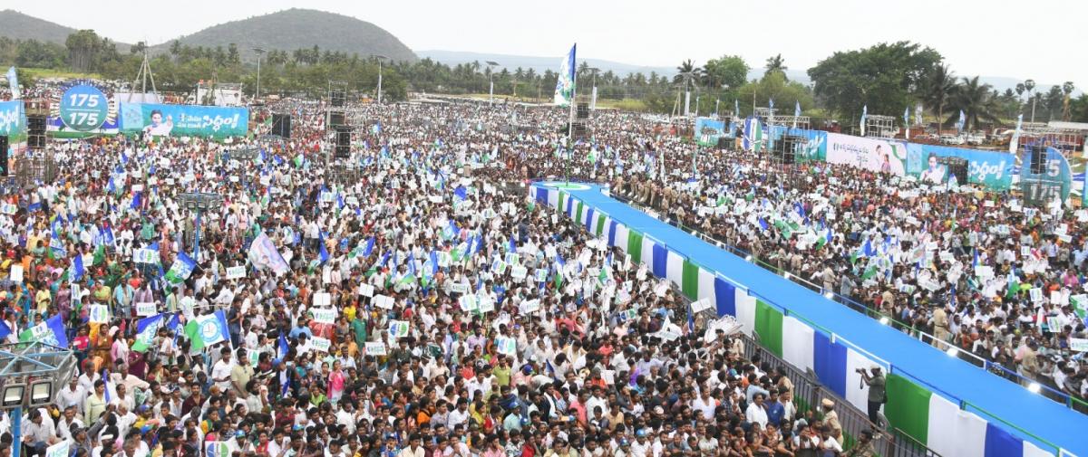 YS Jagan At Anakapalle Memantha Siddham Meeting Photos - Sakshi16