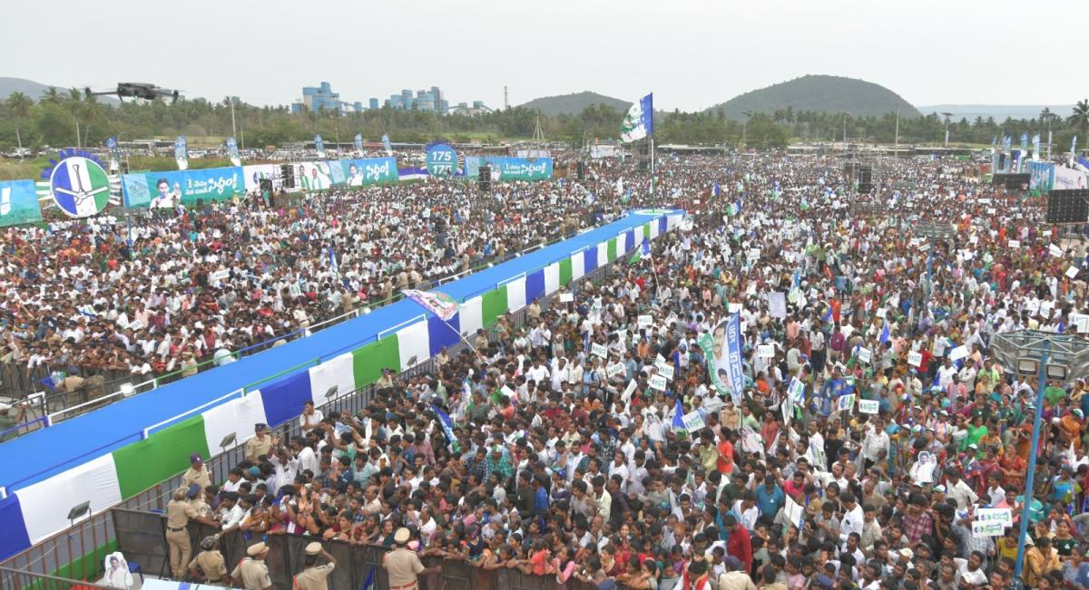 YS Jagan At Anakapalle Memantha Siddham Meeting Photos - Sakshi17