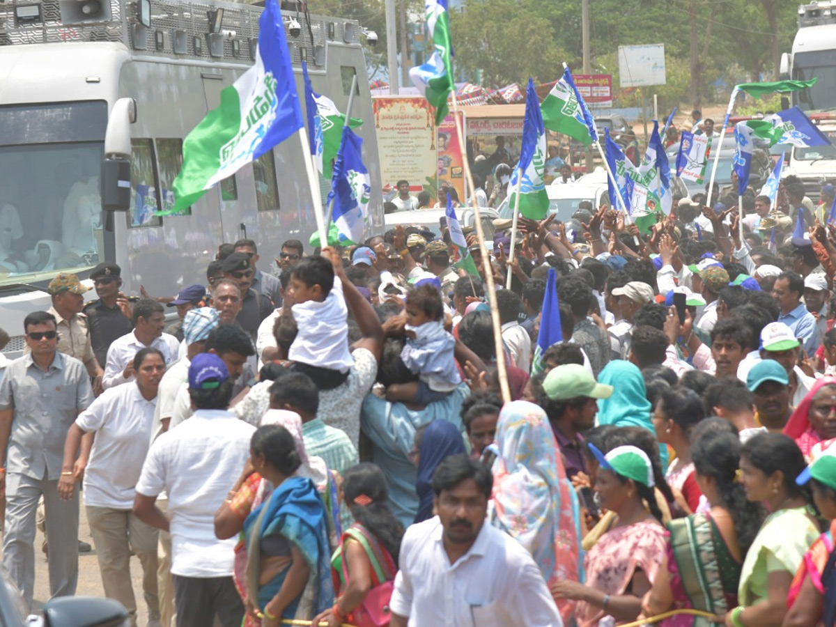 Grand Welcome to CM Jagan Memantha Siddham Bus Yatra at Visakhapatnam Photos - Sakshi35