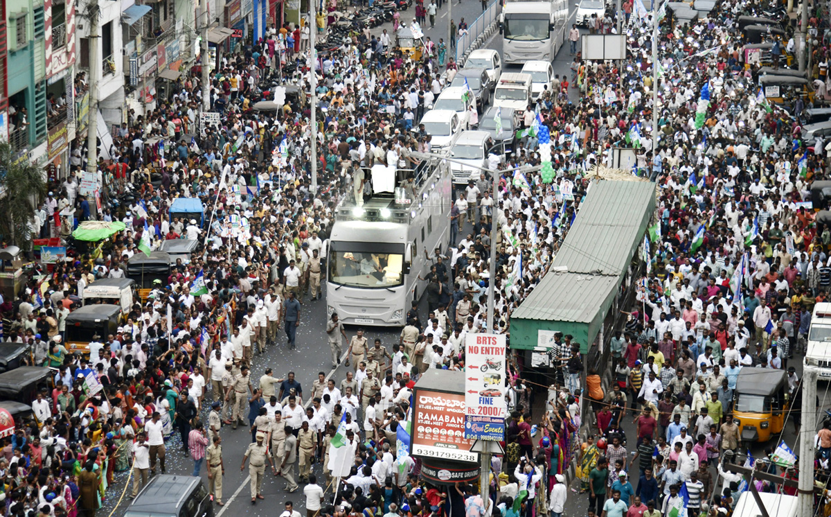  CM Jagan Memantha Siddham Bus Yatra at Visakhapatnam Photos - Sakshi18