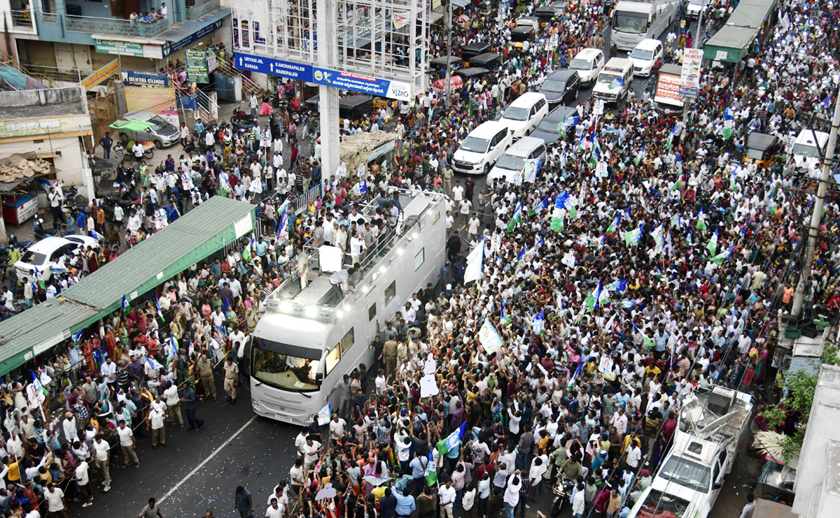  CM Jagan Memantha Siddham Bus Yatra at Visakhapatnam Photos - Sakshi20