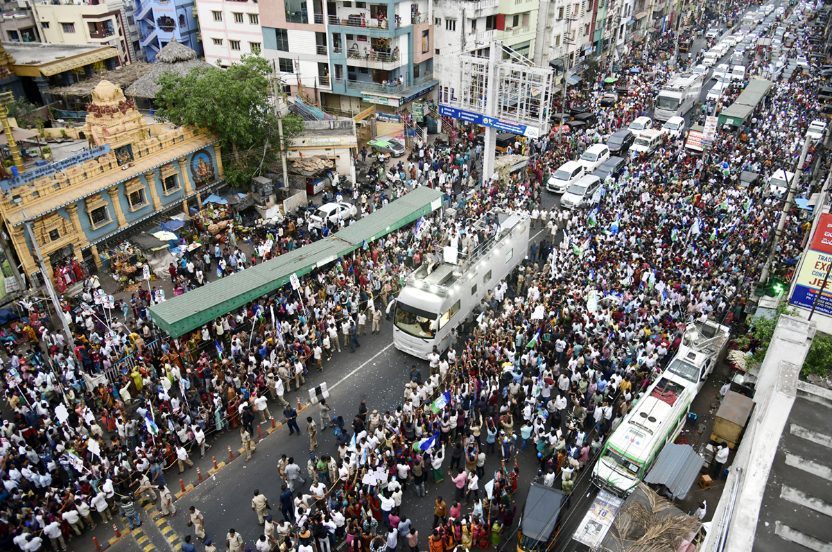  CM Jagan Memantha Siddham Bus Yatra at Visakhapatnam Photos - Sakshi21