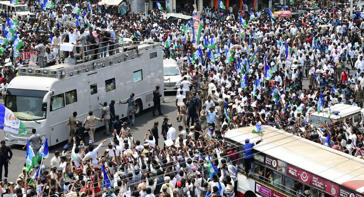  CM Jagan Memantha Siddham Bus Yatra at Visakhapatnam Photos - Sakshi3