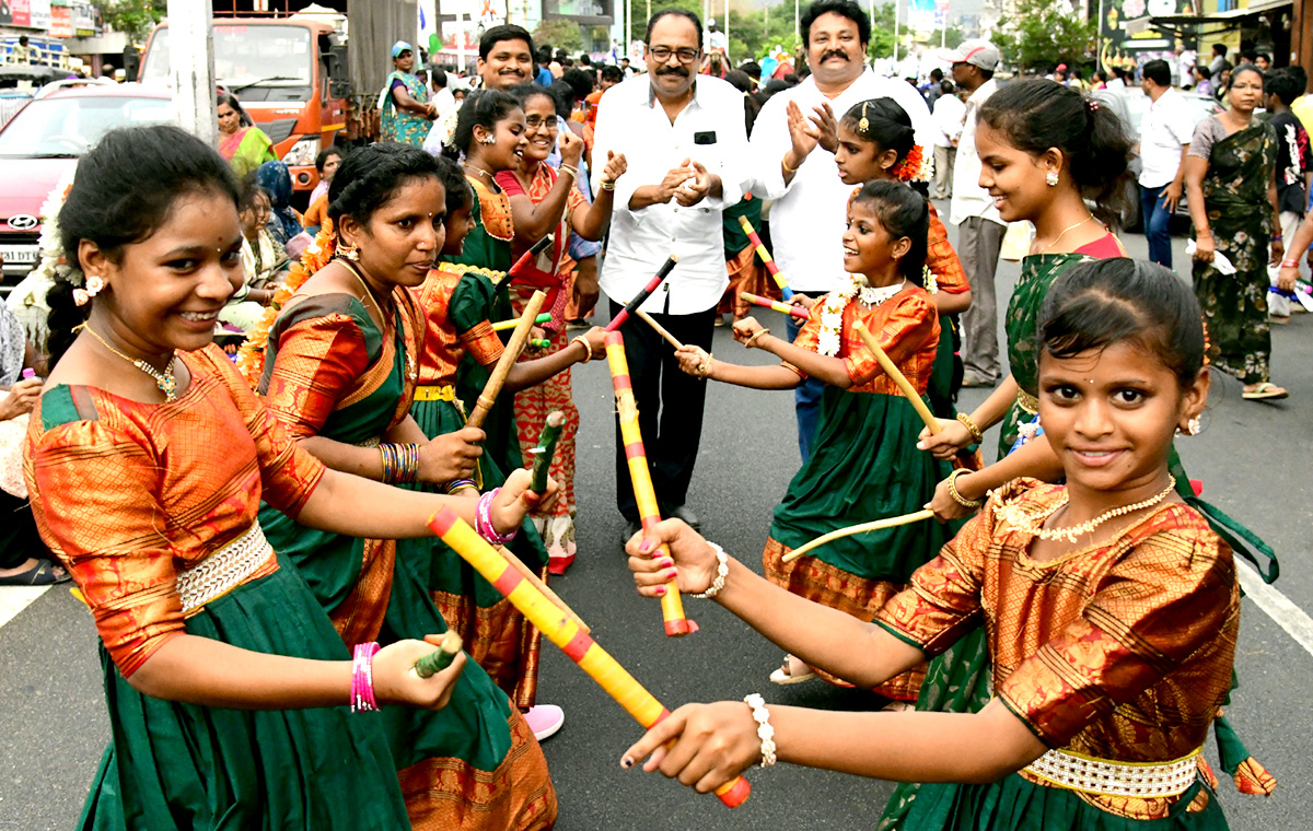  CM Jagan Memantha Siddham Bus Yatra at Visakhapatnam Photos - Sakshi5