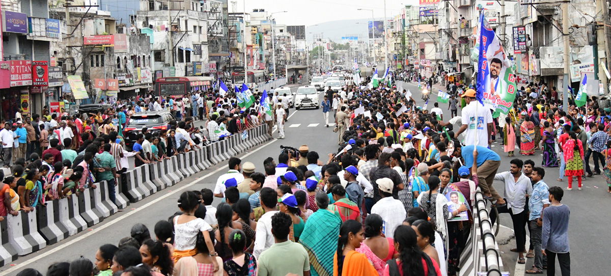  CM Jagan Memantha Siddham Bus Yatra at Visakhapatnam Photos - Sakshi8