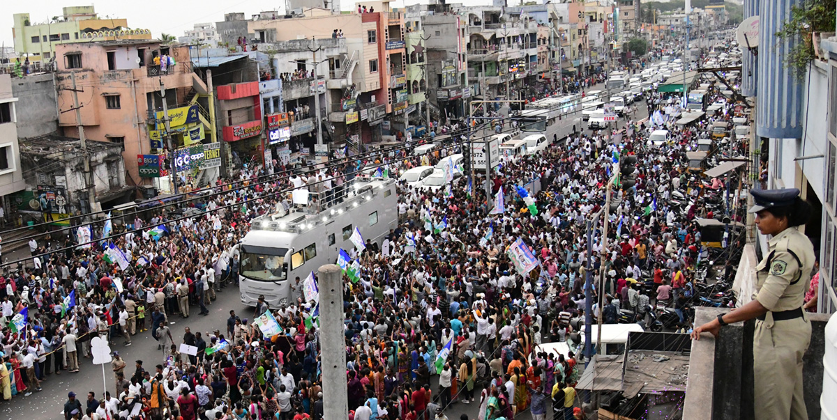  CM Jagan Memantha Siddham Bus Yatra at Visakhapatnam Photos - Sakshi15