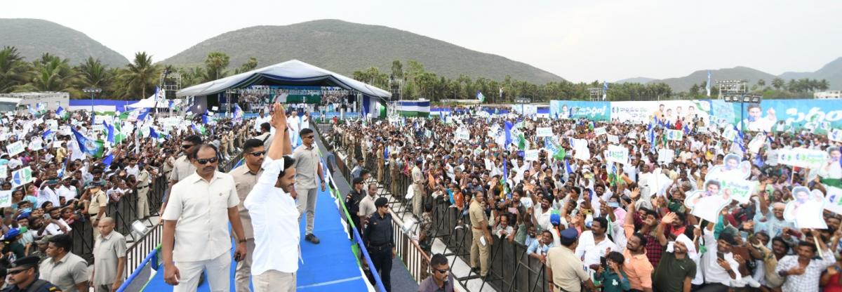 YS Jagan At Anakapalle Memantha Siddham Meeting Photos - Sakshi31