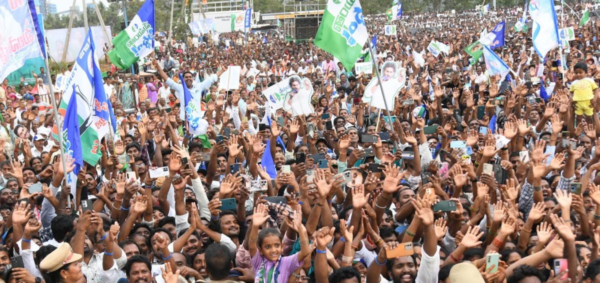 YS Jagan At Anakapalle Memantha Siddham Meeting Photos - Sakshi32