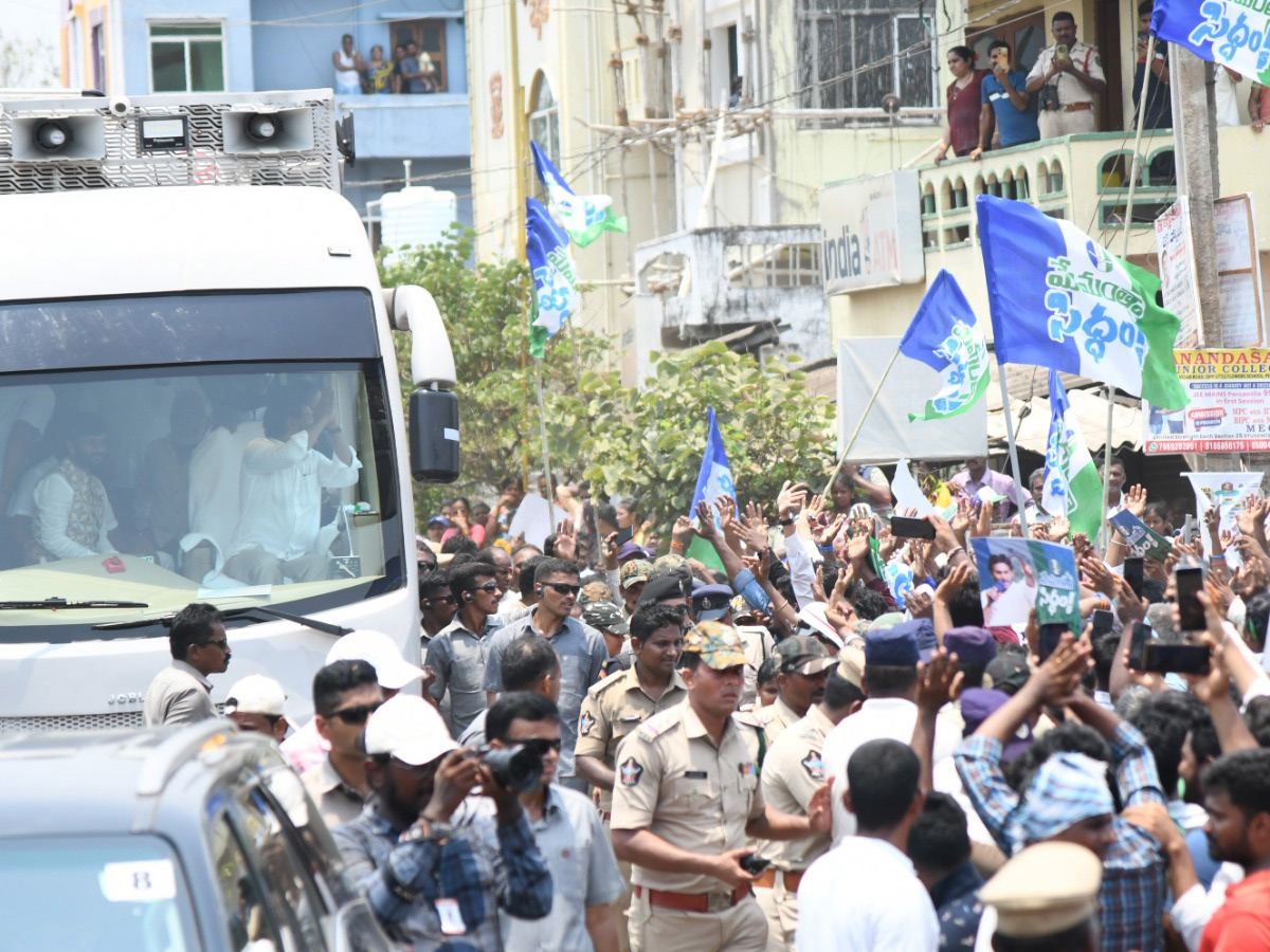 Grand Welcome to CM Jagan Memantha Siddham Bus Yatra at Visakhapatnam Photos - Sakshi22